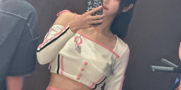曼市德比取胜，韩国女团QWER队长洪智惠展示曼联球衣